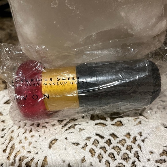 Avon Other - NIB Avon Luxurious Sweep All Over Beauty Make Up Brush